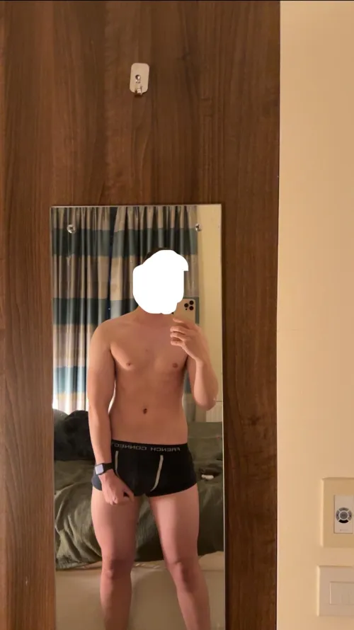 25 m uk. Hmu chill masc fit bwc bros, looking for bromance vibes. Into cars, gym and traveling. Want to explore casual nudity with like minded bros.