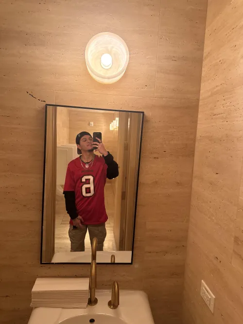 31 chill bro looking for a bro that wants to chat it up and get to know each other. Hung if that matters.