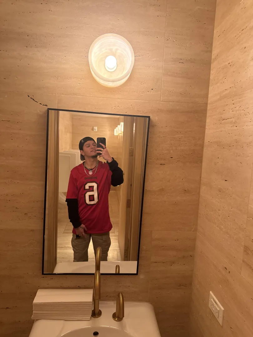 31 chill bro looking for a bro that wants to chat it up and get to know each other. Hung if that matters.