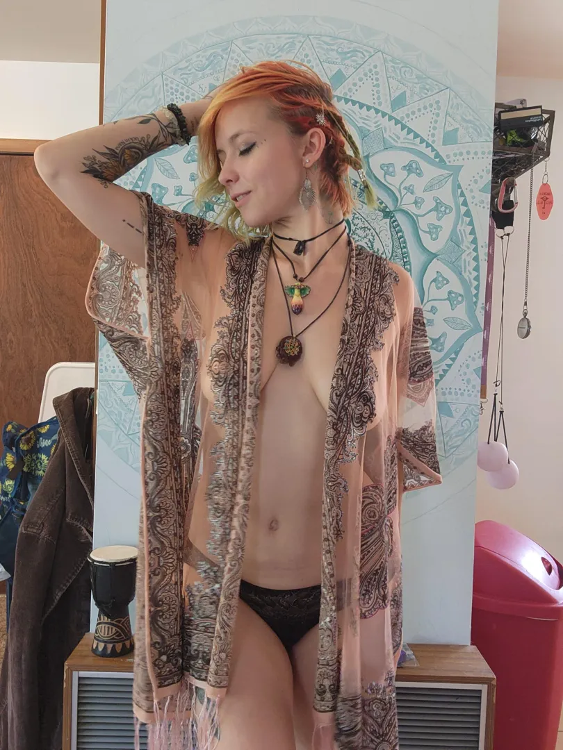 Daily posts, kink friendly, Customs, sexting, gfe, anything your heart can want from this hippie chick