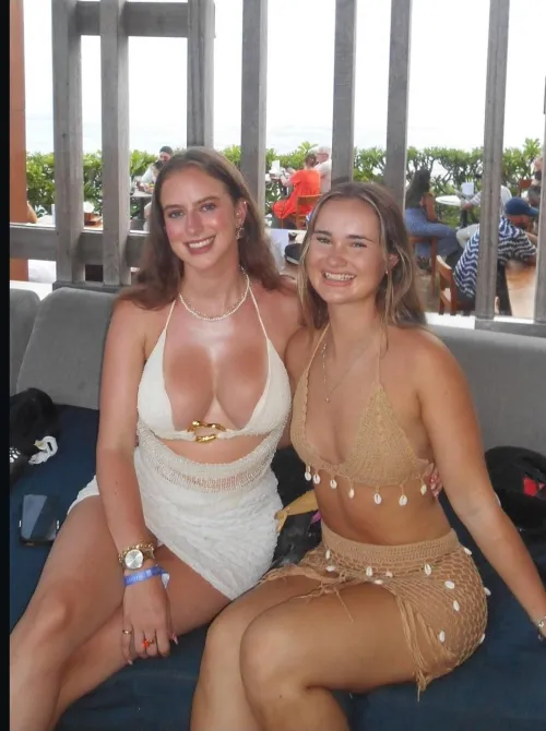 Damn the left girl!! ❤️‍