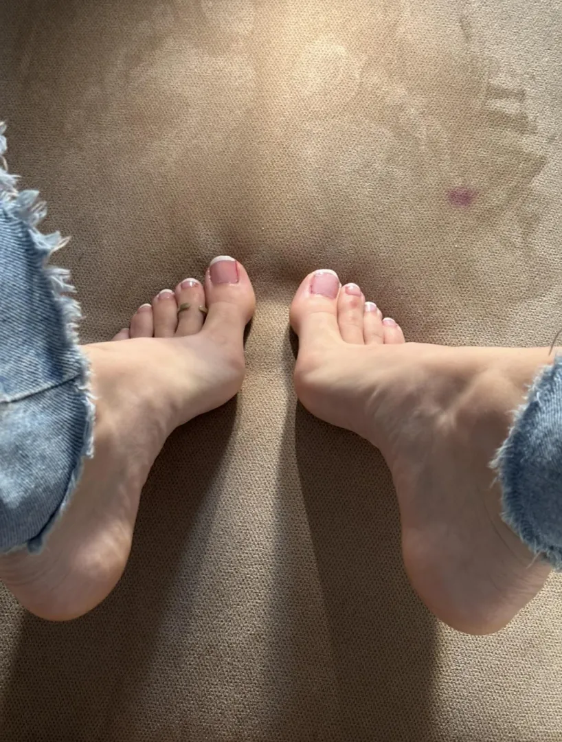 I wish this is your dick under my feet