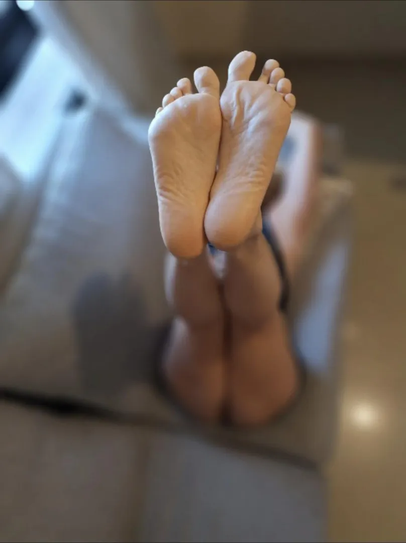 Quiero tu lengua en mis dedos de los pies.