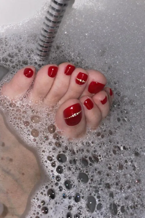 Soapy red toes… do you like them like this? Orteils rouges savonneux… tu les aimes comme ça