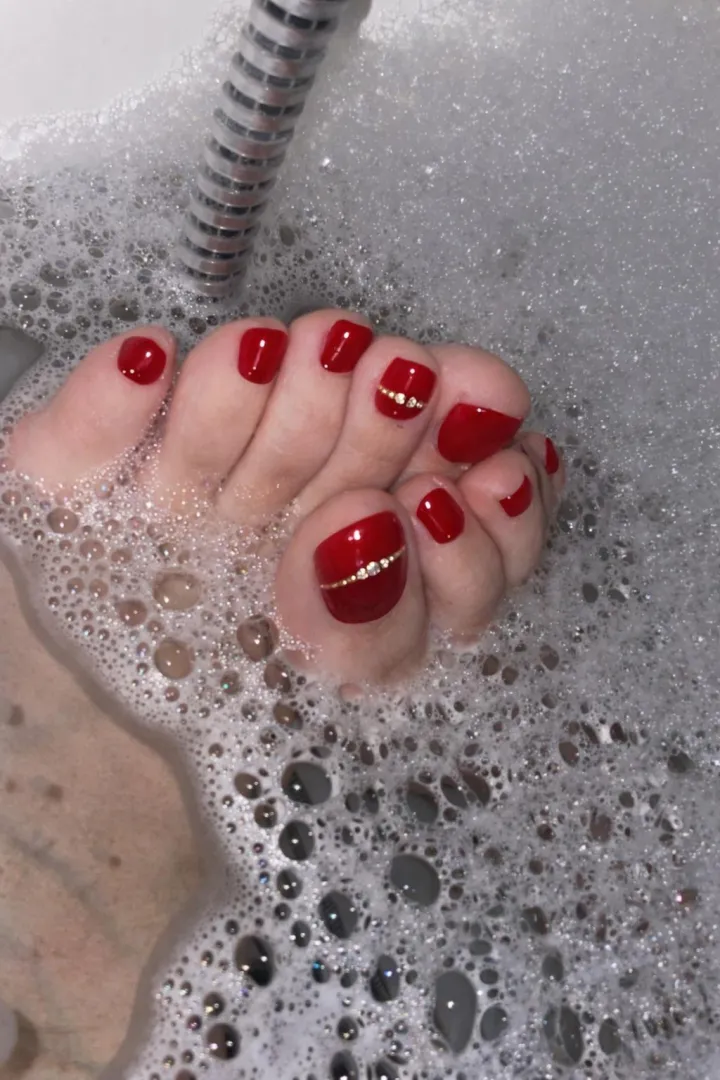 Soapy red toes… do you like them like this? Orteils rouges savonneux… tu les aimes comme ça