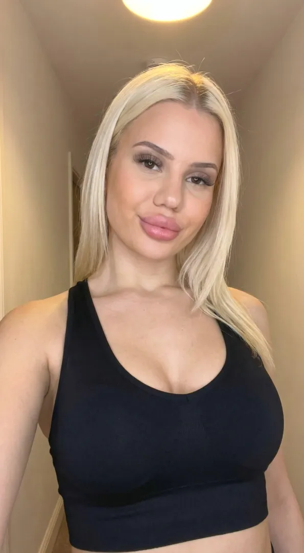 21F Who's tryna meetup and have some funtime rn or later