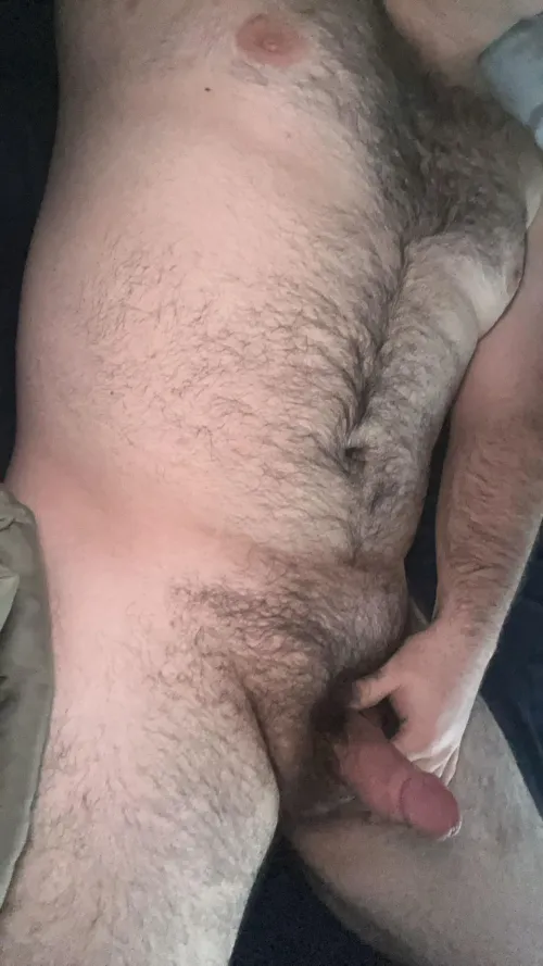 23 college bro with a dad bod here. I need someone to feel it up