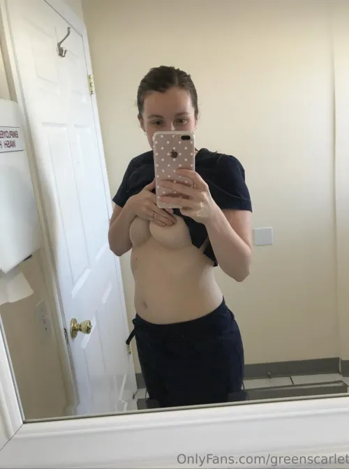 Feeling super frisky at work. Check me out - Greenscarlet