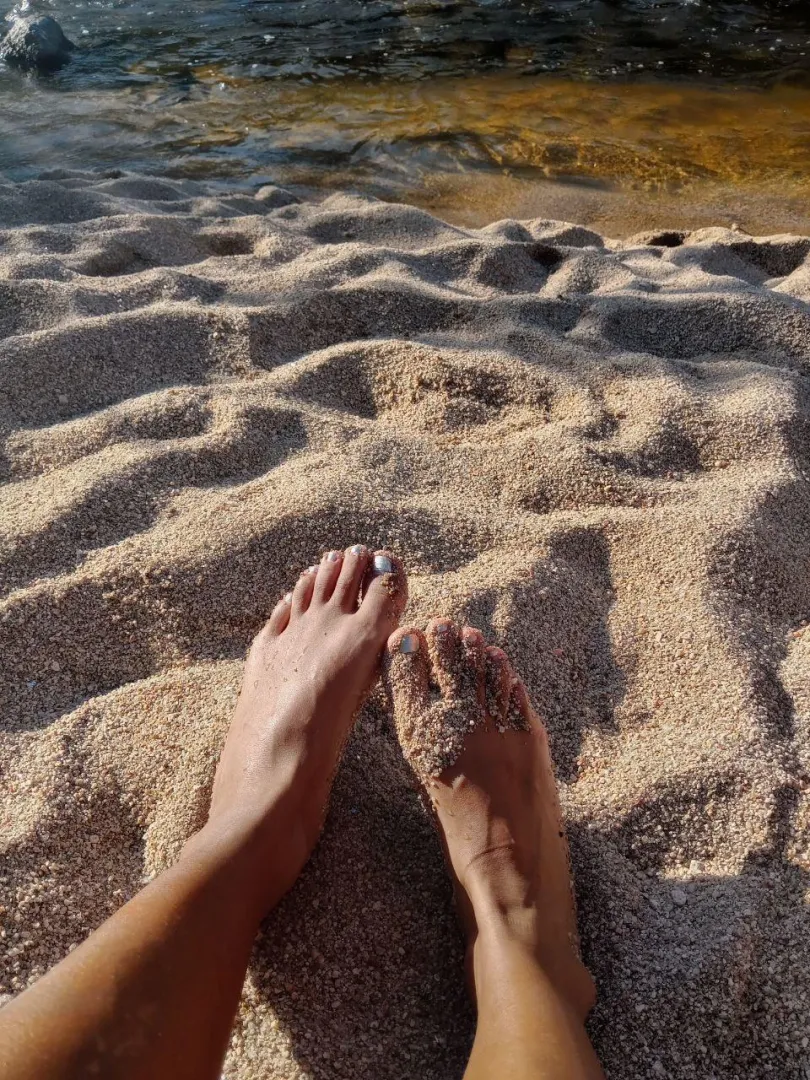 feet and sand, an excellent combination