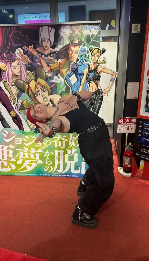 I know Emma Magnolia is Sexy as Hell but looks how cool & fun she is too! Hitting the JoJo Pose!