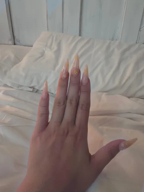 I’m desperate to get these slutty long nails again because they look amazing wrapped around your 