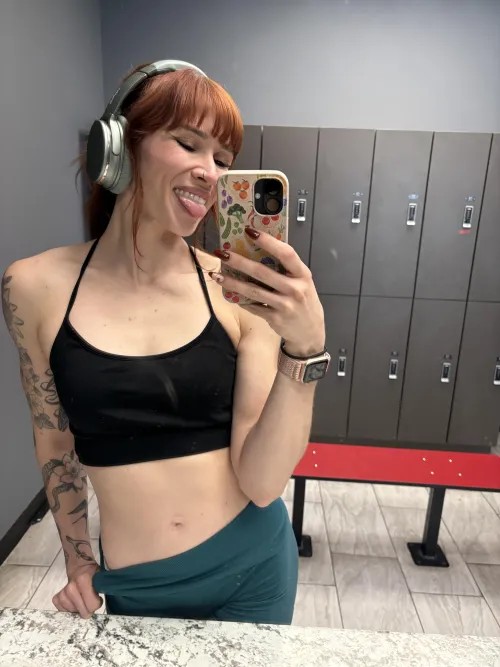 Little tummy peek at the gym [img]