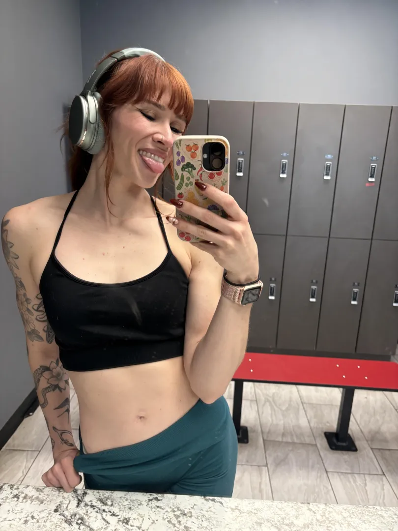 Little tummy peek at the gym [img]