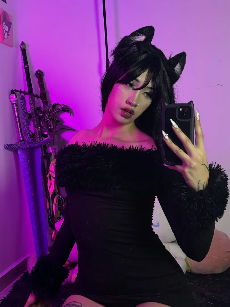 Looking for a new pet? Here’s your perfect obedient kitten >⩊<