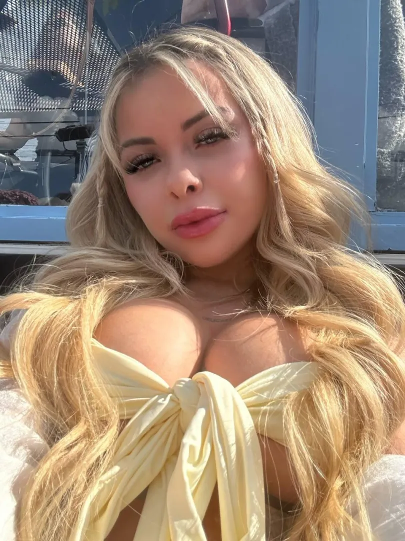 my bimbo lips made to hypnotize you