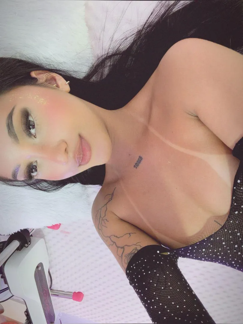 Spotted: a tan line that needs your full attention. Come help me figure out where it ends. ✨