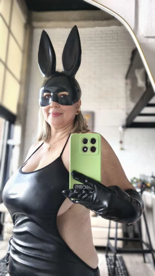 Tell me honestly, are you bold enough to go down on me?