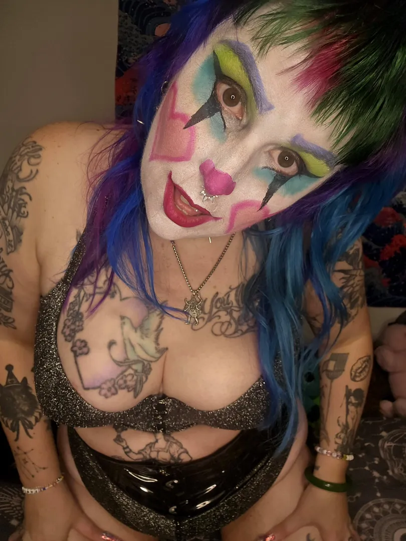 Tell me you wanna see my pretty little clown pussy