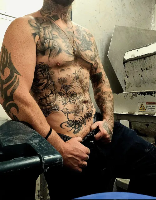 Would you get sweaty with a blue collar daddy at work ?