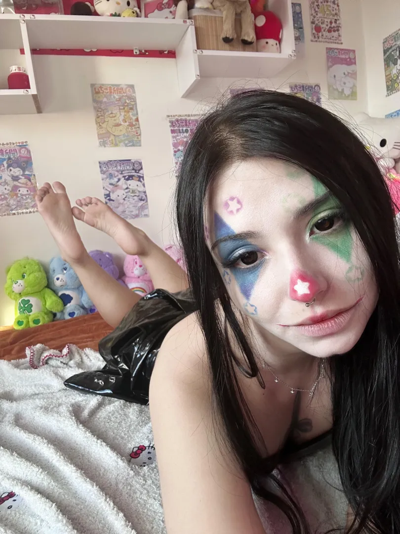 you didn’t know clown feet can be this hot?