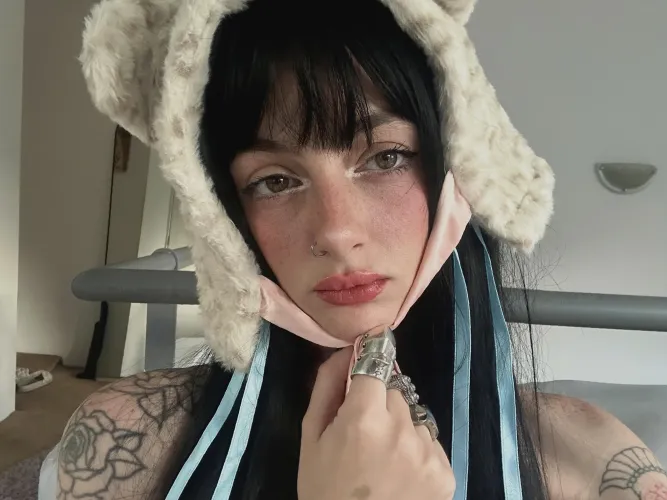 19 [F4M] Anyone nearby who can host? instta talk only: .Iunaorvyn'.