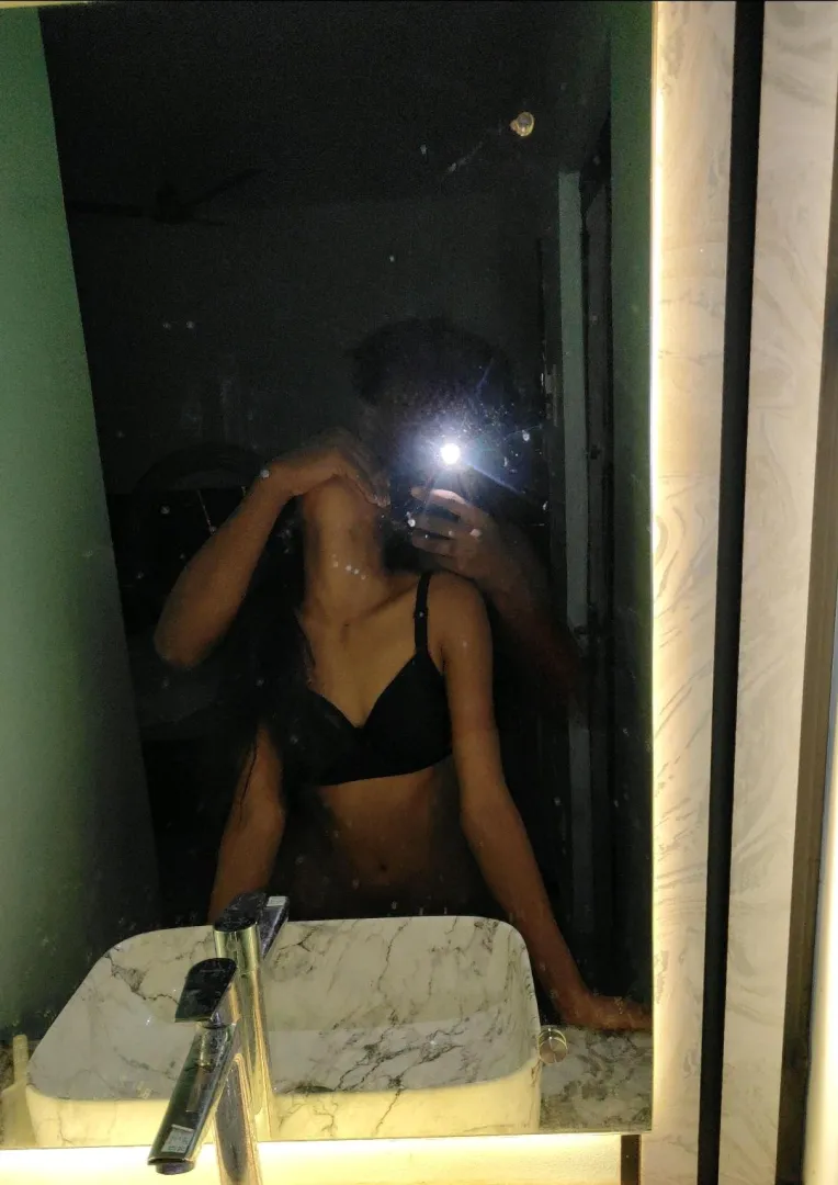 22MF looking for good looking couple to vibe, sharing fantasies,Pictures and possibly SRSP or SWAP