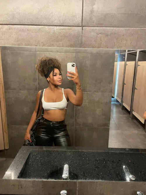 Black queen gone nasty, slide in my DMs if you wanna eat this chocolate pussy raw