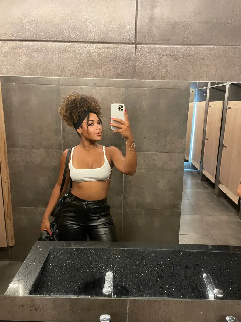 Black queen gone nasty, slide in my DMs if you wanna eat this chocolate pussy raw