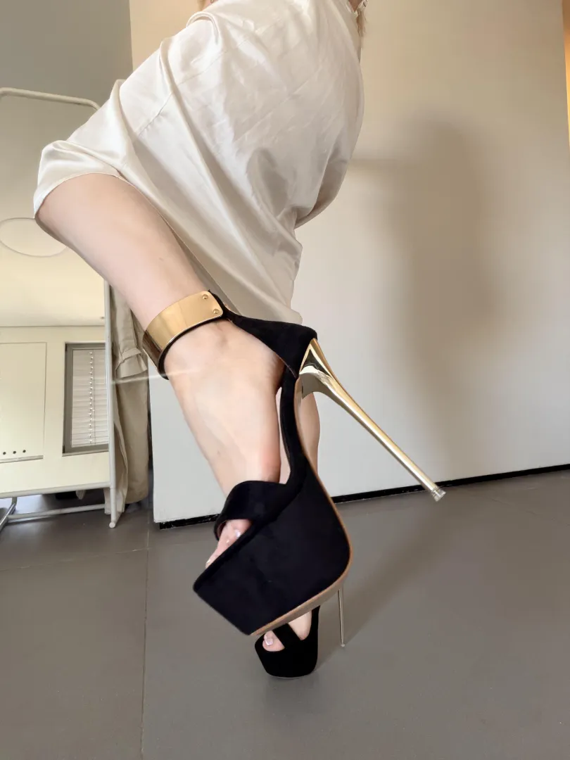 Come taste my gold heels (f)