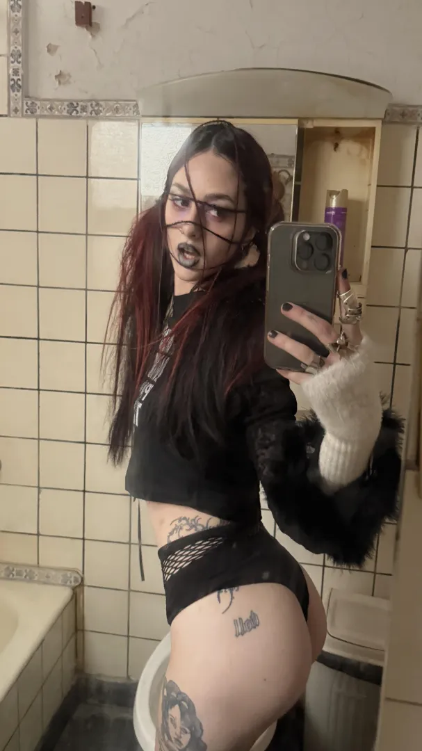 Feeling bold + can’t host, anyone local? - reply me on lntsag: .lunaoryna'.