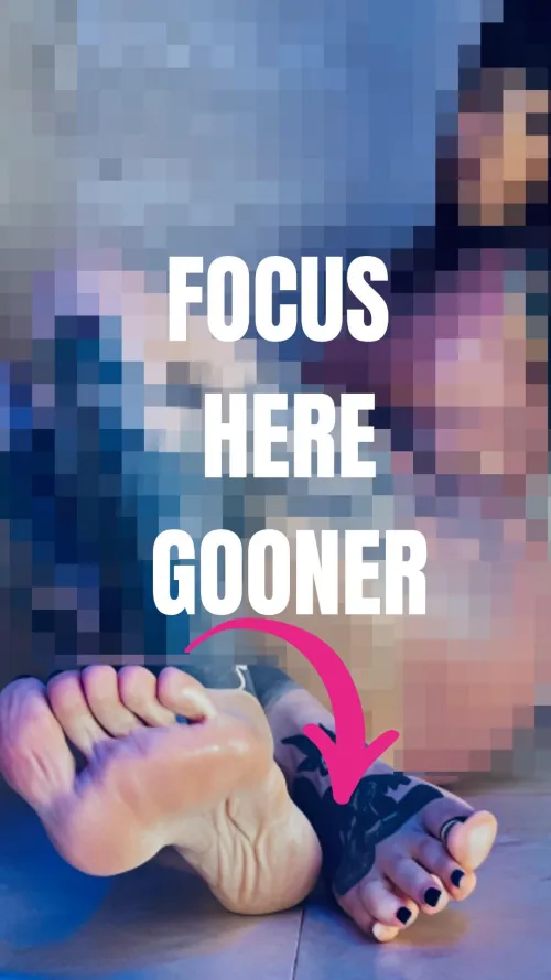 Feet in focus. Everything else denied. Know your priorities, gooner
