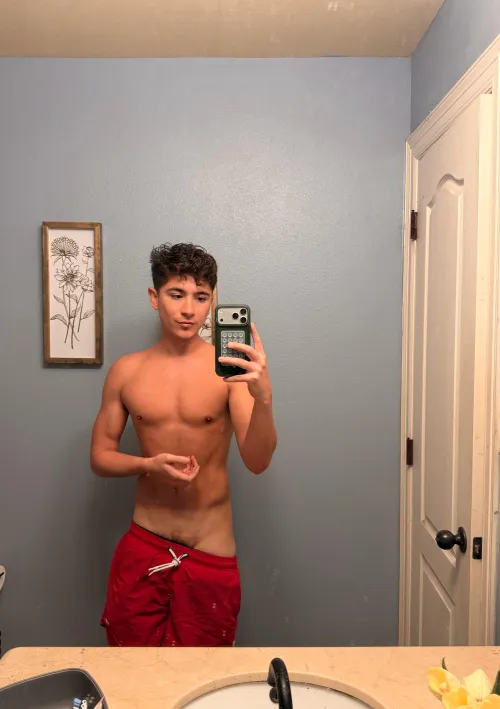 got a good tan today trying to find someone to worship these tan lines and empty their wallets, i wanna show off