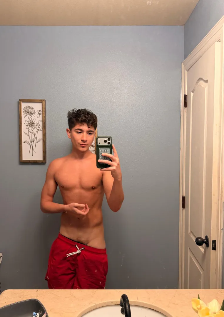 got a good tan today trying to find someone to worship these tan lines and empty their wallets, i wanna show off