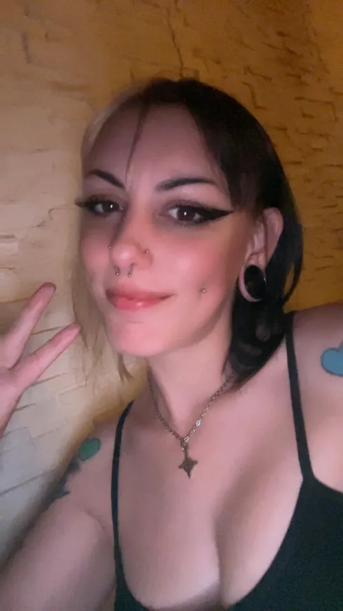 I feel very pretty in this selfie