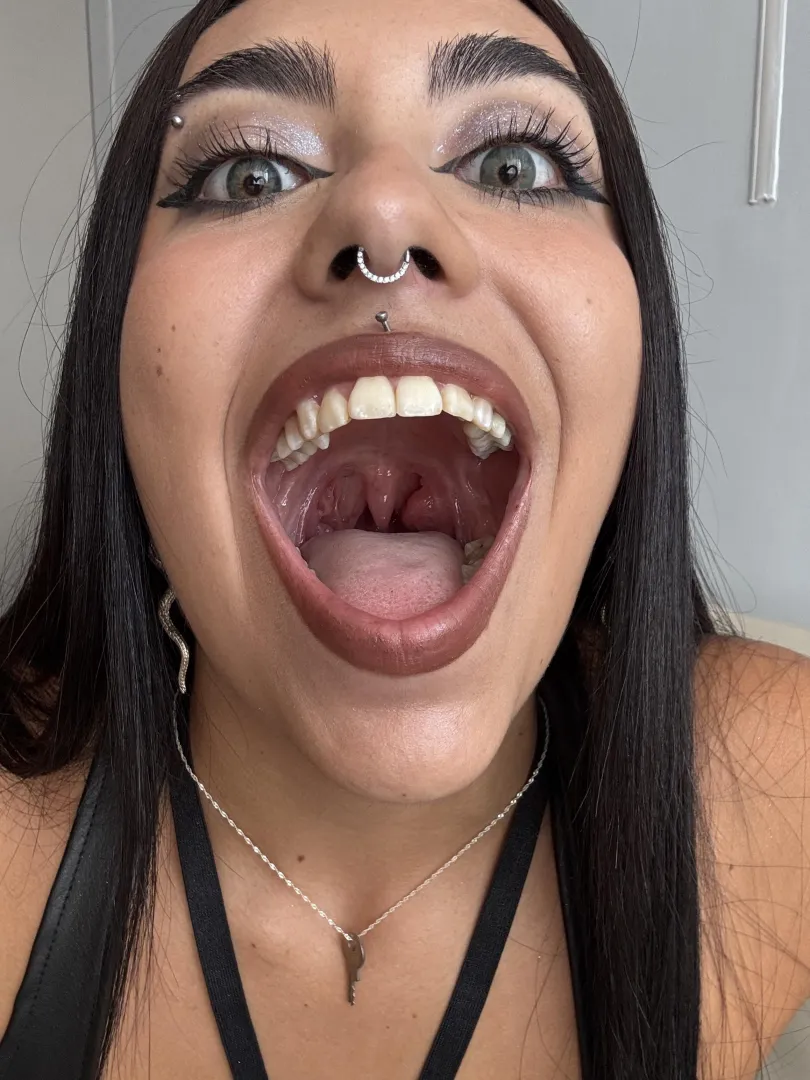 Mmm my throat throbs when it sees you {f}