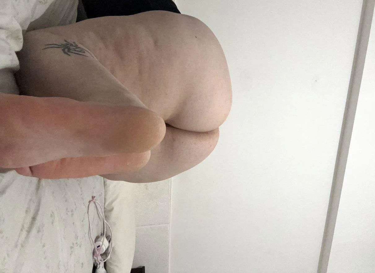 My big soft curves make me nervous in this pose… Be real, would you enjoy looking at a curvy BBW all bare? Y/N?