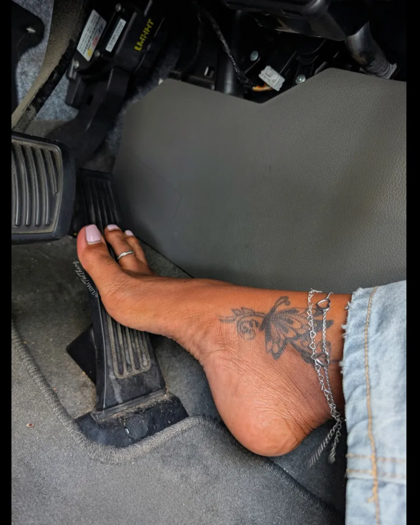 Pedal teasing with high arches... Could you resist this view? 