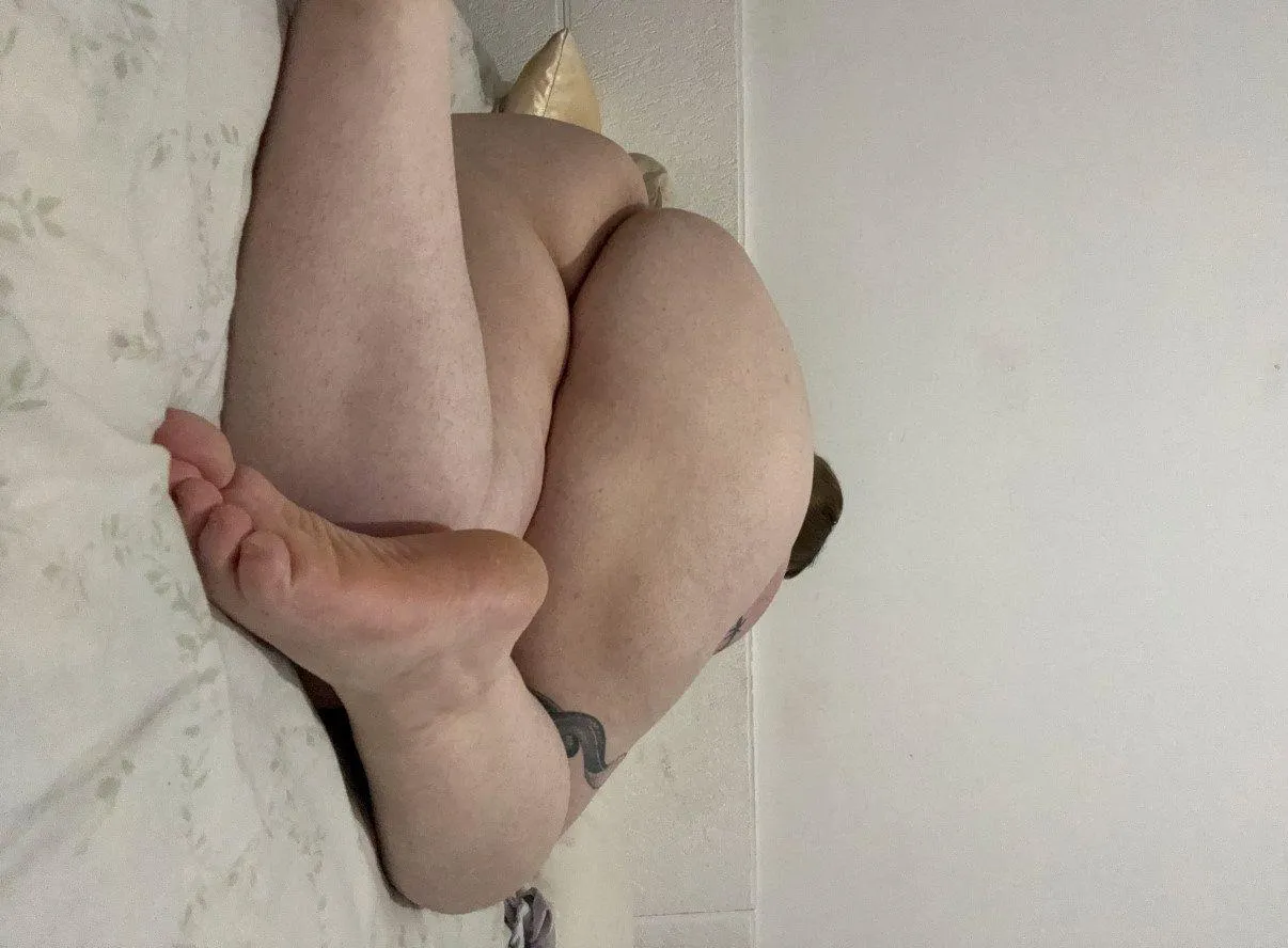 Thick Latina curves showing everywhere, feeling shy… Be real: would you enjoy seeing a thick BBW all open? Y/N?