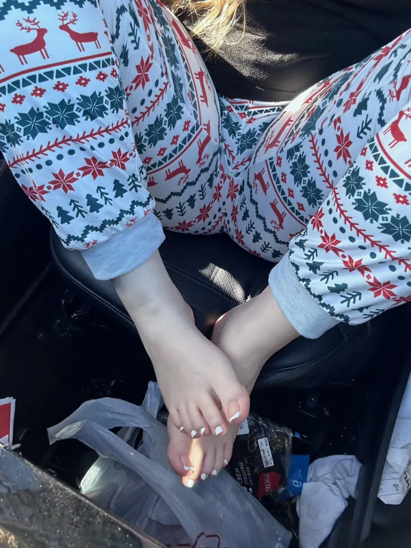 white toes are just perfect... Get licking 