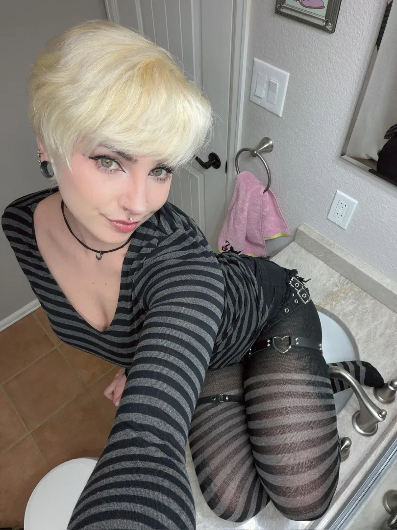 who else likes stripped tights? I love the way I look in them