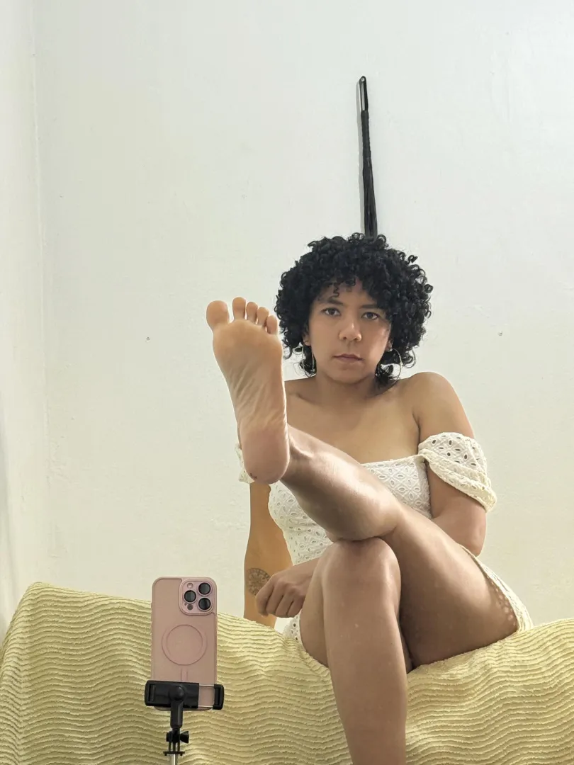 You only need to see my feet to get addicted