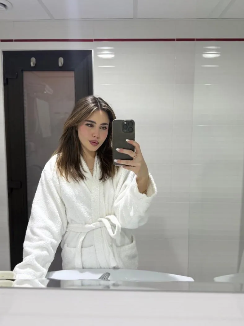 21F European girl, pacing like trouble is about to happen… maybe someone nearby will fix it ;)