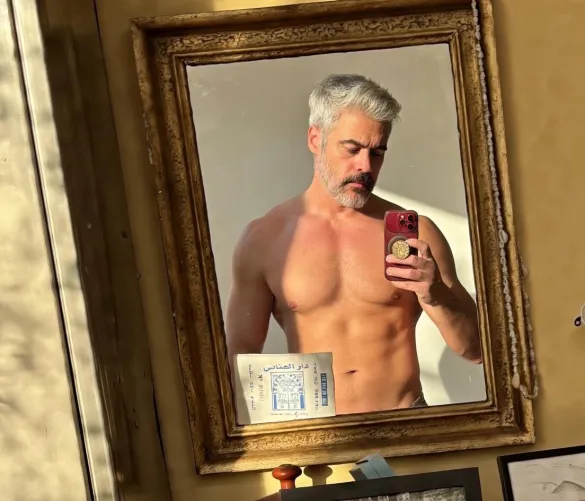 (51) Caught the elusive Golden Hour mirror selfie!