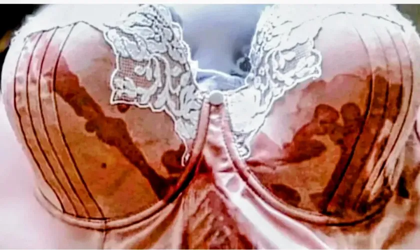 Beaucoup de plaisir à me traire sur son soutien gorge pendant son absence...