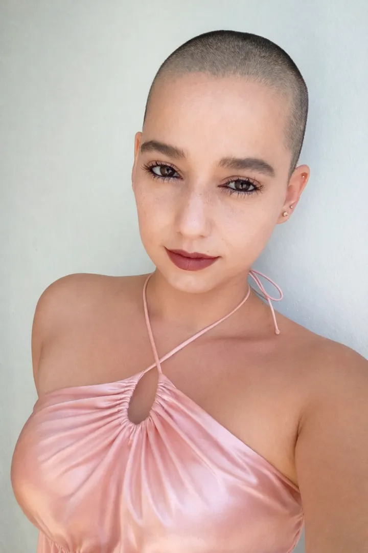 How many betas here are ready to obey orders and live at my feet?