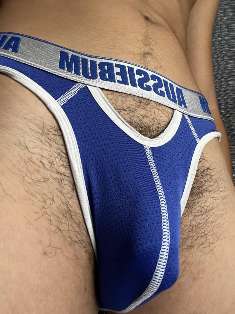 I love how the pubes show with this jockstrap
