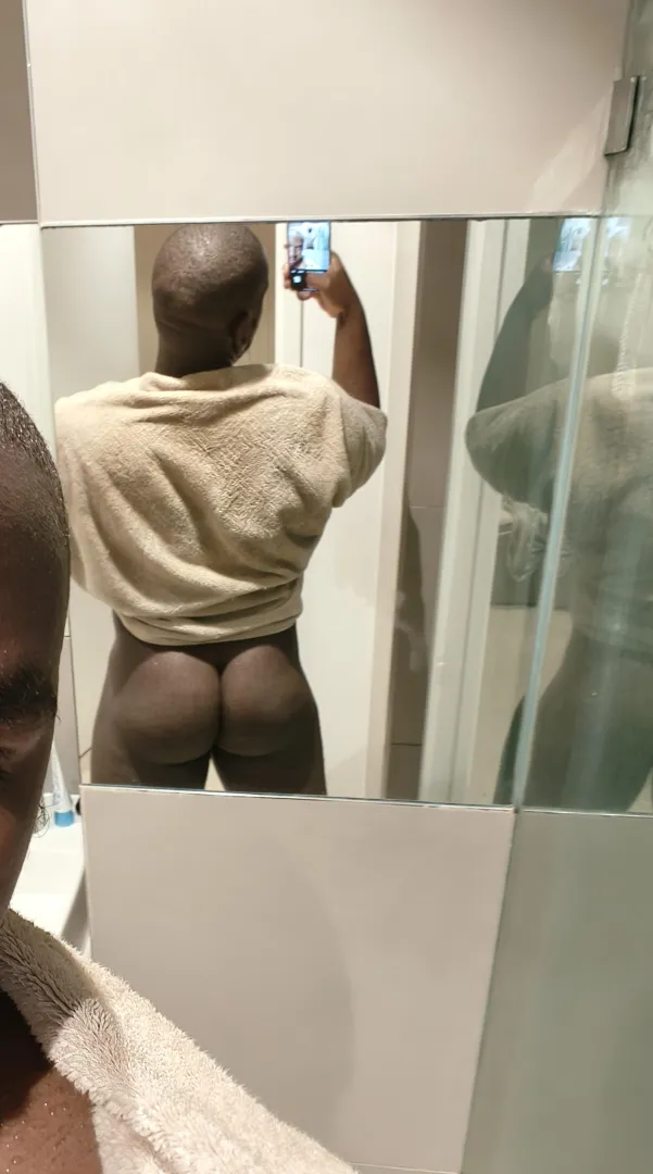 I'm Vers. I like showing off my butt.