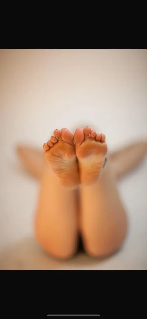 Make way for the newest twinkle toes✨ Prettiest feet you’ll ever see and you’re sooo lucky I’ll make you customs, do sessions, and sell you worn items  Can’t wait to chat!