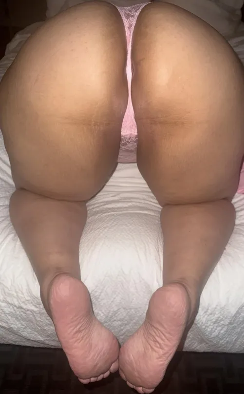 Massage my feet while you squeeze my cheeks
