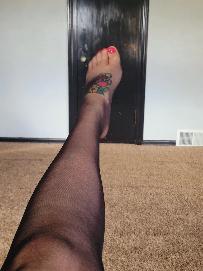 Newbie over at feetfinder help me feel welcum --> TatooedLady91